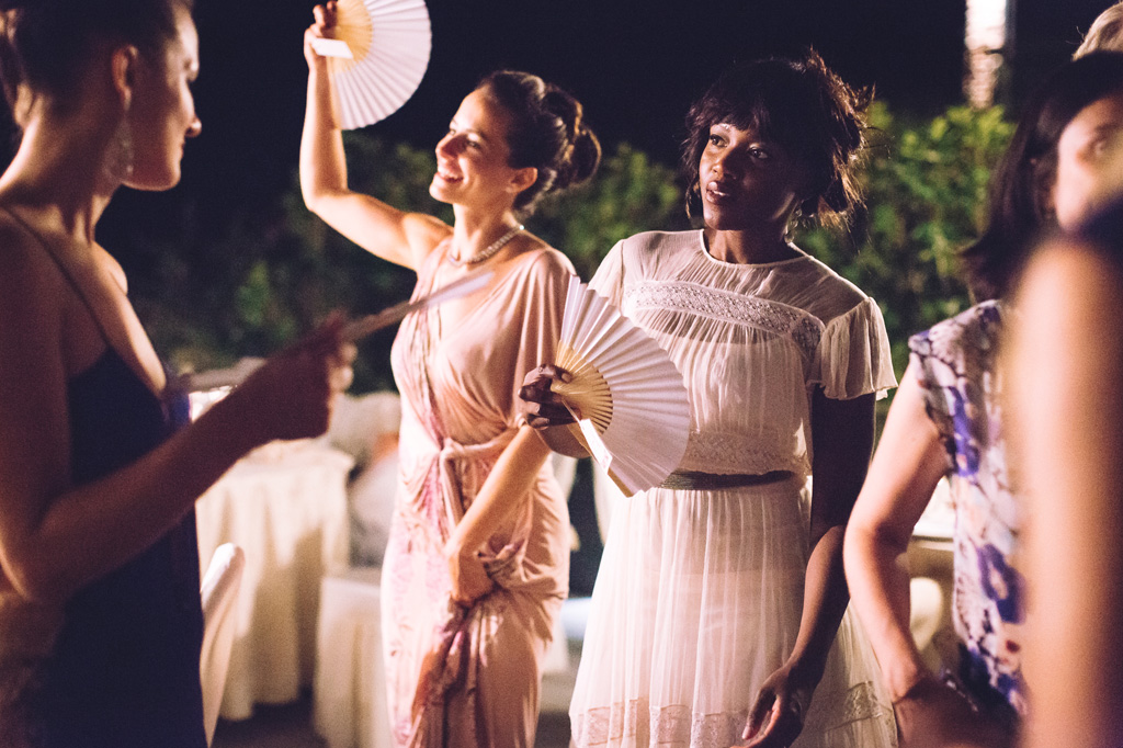 Fotografo Matrimonio Langhe Alcune invitate danzano con i ventagli tra le mani