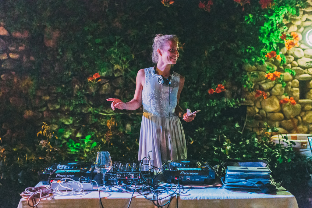 Fotografo Matrimonio Lago di Garda La damigella propone come dj della serata