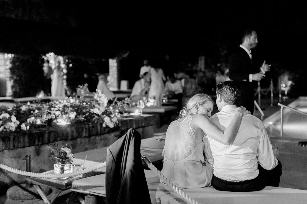 Fotografo Matrimonio Lago di Garda Due invitati si rilassano dopo aver danzato