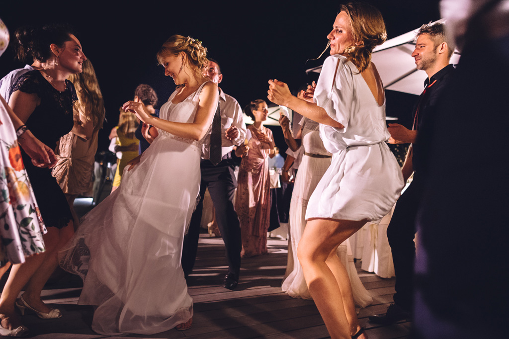Fotografo Matrimonio Langhe Le invitate e le spose danzano allegramente in pista