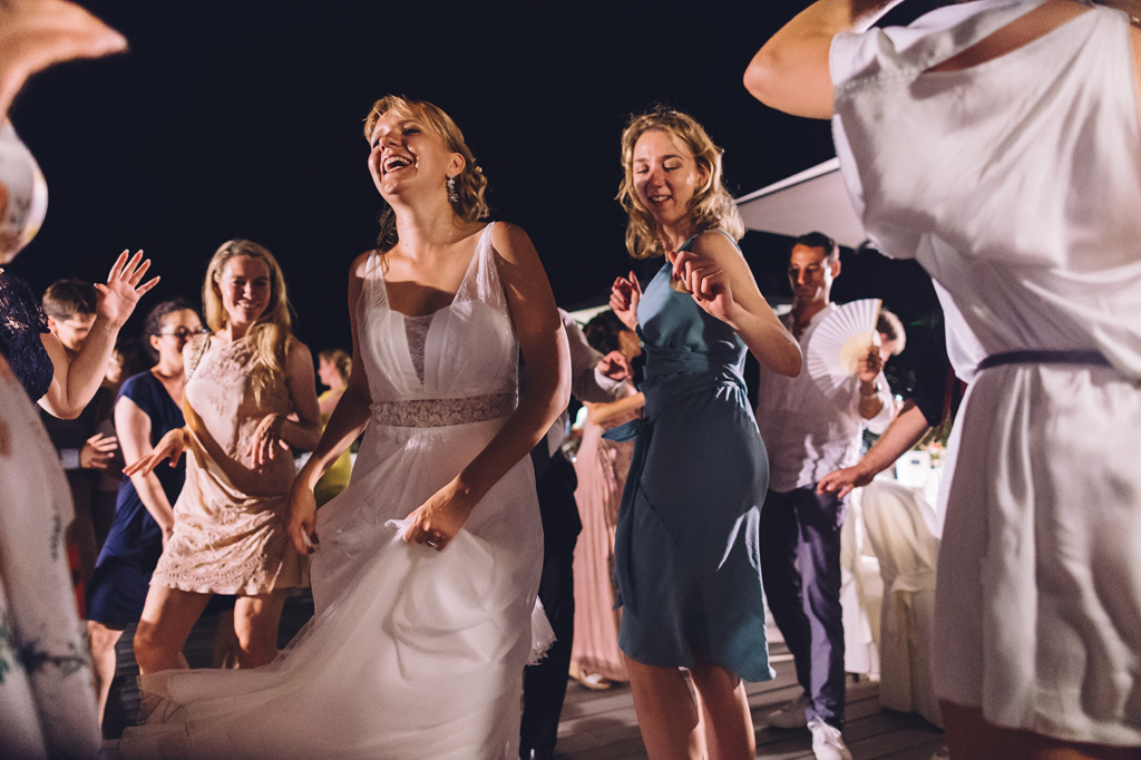 Fotografo Matrimonio Langhe La sposa e le damigelle sorridono durante le danze