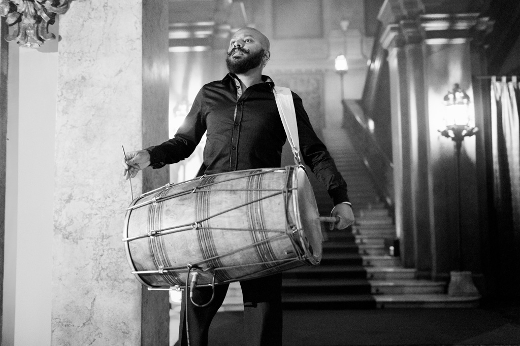 Fotografo Matrimonio Villa Erba Un musicista tiene il ritmo della musica con il tamburo