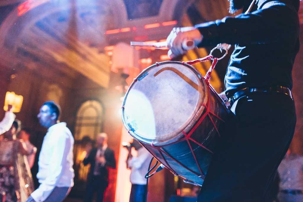 Fotografo Matrimonio Villa Erba Un dettaglio del tamburo del musicista