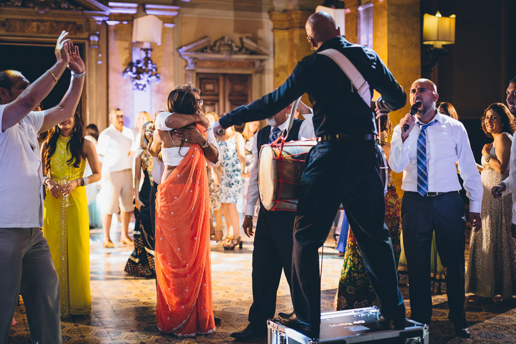 Fotografo Matrimonio Villa Erba La festa continua con i colori del sari, la musica e le luci