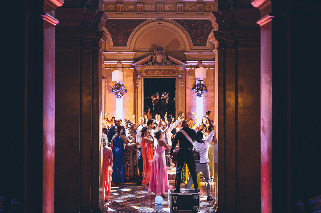 Fotografo Matrimonio Villa Erba Gli ultimi momenti di festeggiamento in sala immortalati dal fotografo Alessandro Della Savia