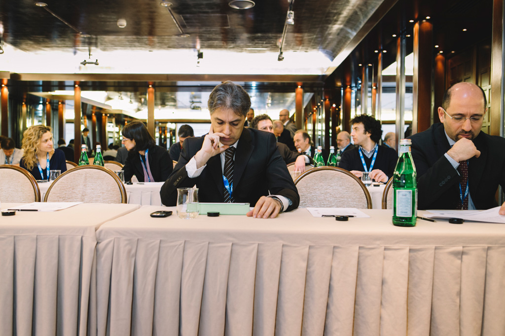 Di.Gi International I colleghi studiano gli appunti per l'incontro organizzato dall'azienda Di. Gi.