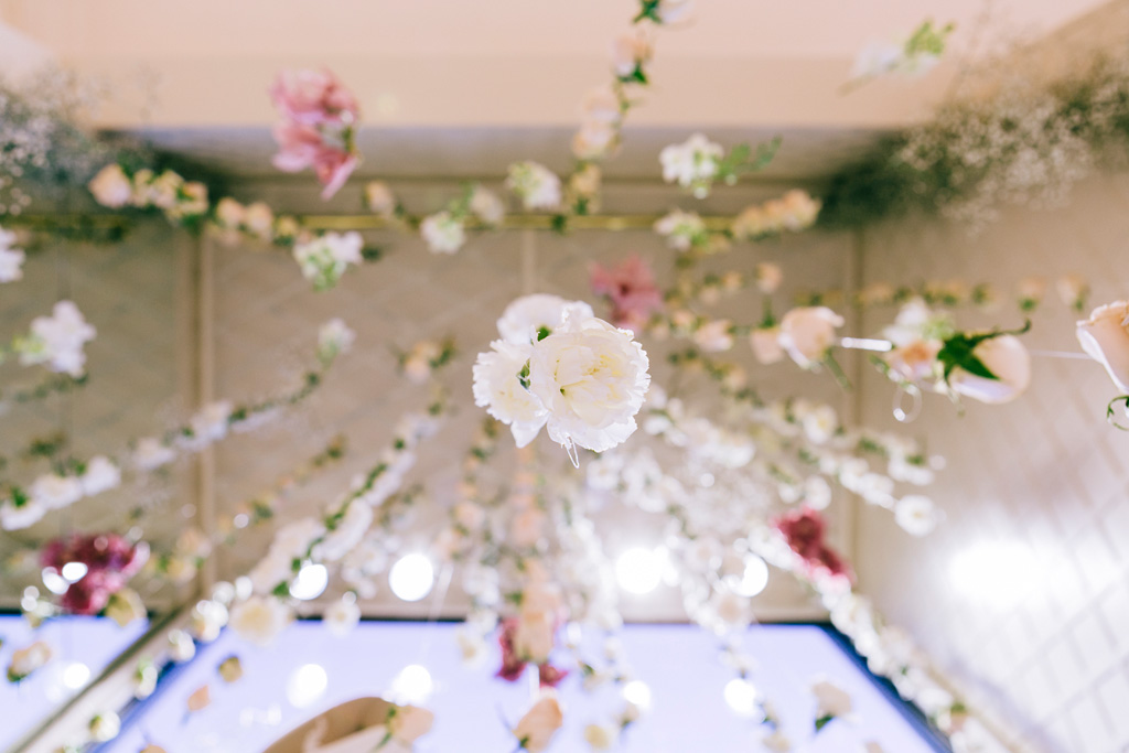 Inaugurazione Store Pronovias I fiori sono appesi con un filo dal soffitto della location , immortalati dal fotografo Alessandro Della Savia