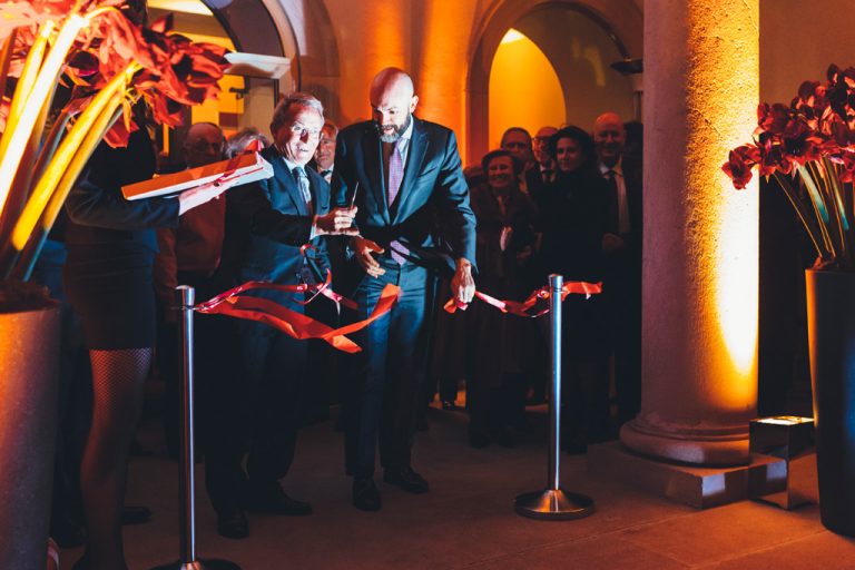 Il taglio della fascia per inaugurare il nuvo centro della banca svizzera ripresa dal fotografo di eventi e inaugurazioni Alessa