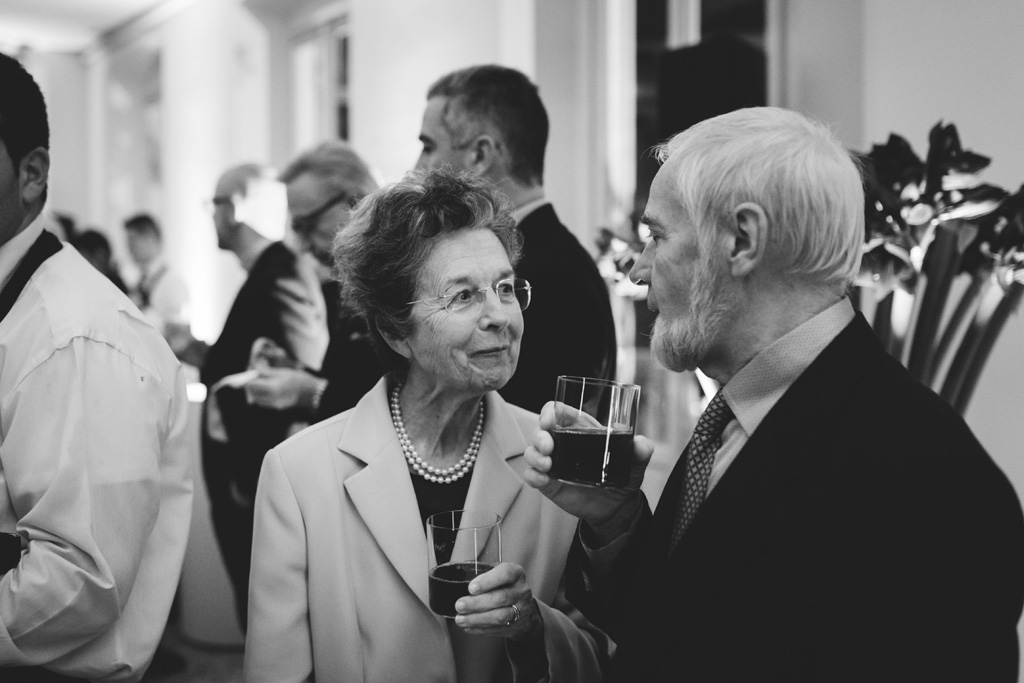 Fondazione Antonio Ratti Gli invitati si intrattengono in chiachiere durante la festa per l'inaugurazione