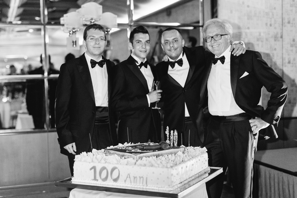 Anniversario Studio Legale Gli avvocati posano con la torta del centesimo anniversario dello studio Paltrinieri