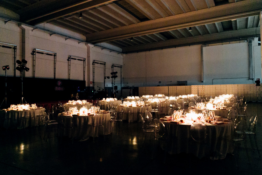 Evento Gruppo Portioli Le tavole illuminate dalle candele per la serata di Gala organizzata da Portioli