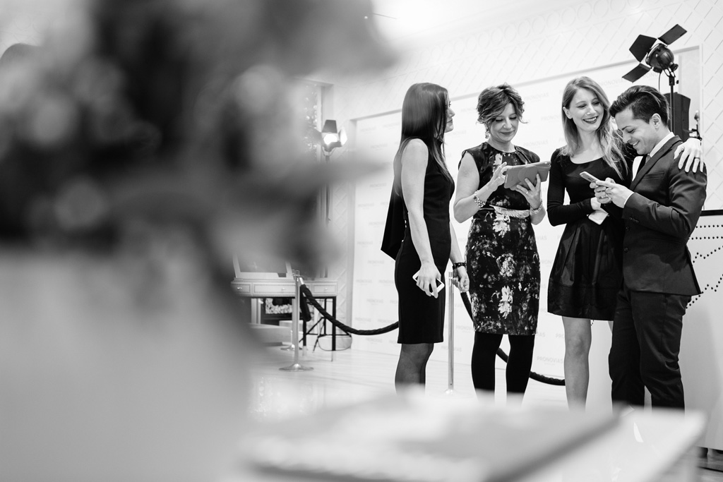 Inaugurazione Store Pronovias Gli invitati si scambiano qualche battuta il giorno dell'inaugurazione