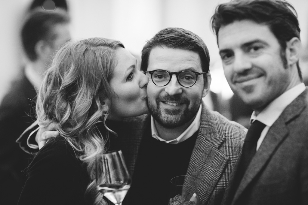 Fondazione Antonio Ratti Gli invitati si divertono in posa per alcuni scatti con Alessandro Della Savia, fotografo di eventi