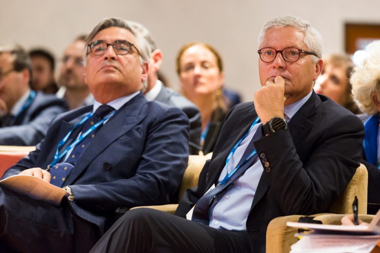 Lo sguardo attento di due conferenzieri durante il Convegno per l'Antitrust presso Treviso