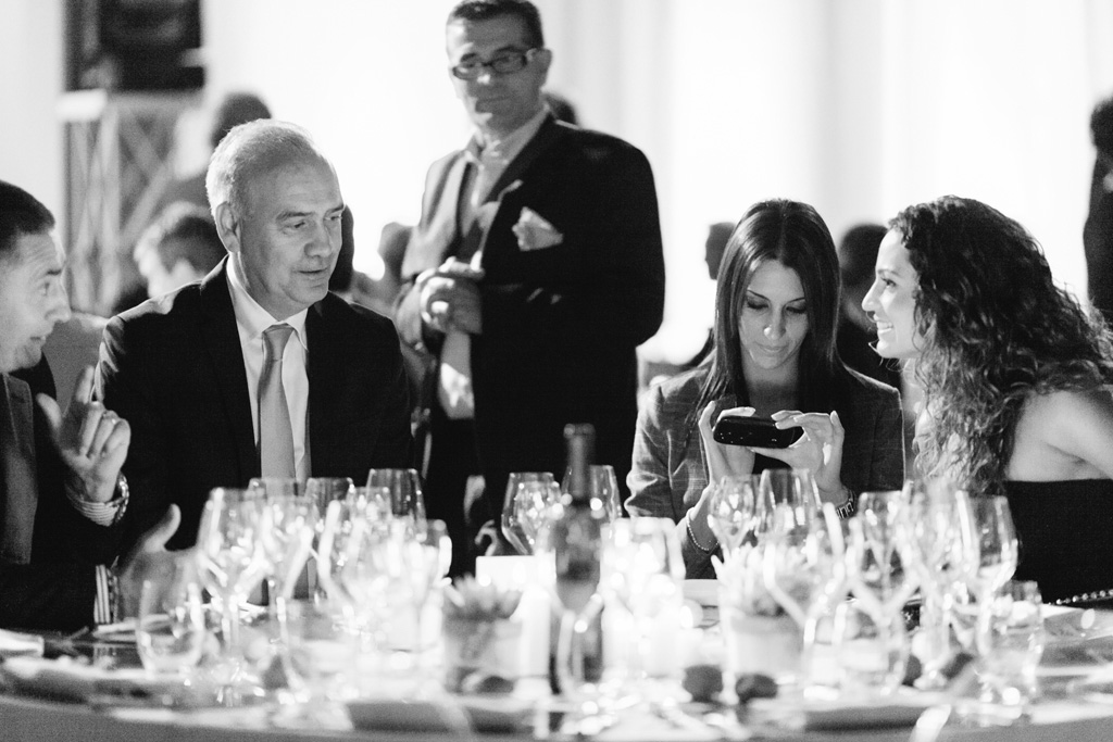 Evento Gruppo Portioli Gli invitati cenano durante la serata