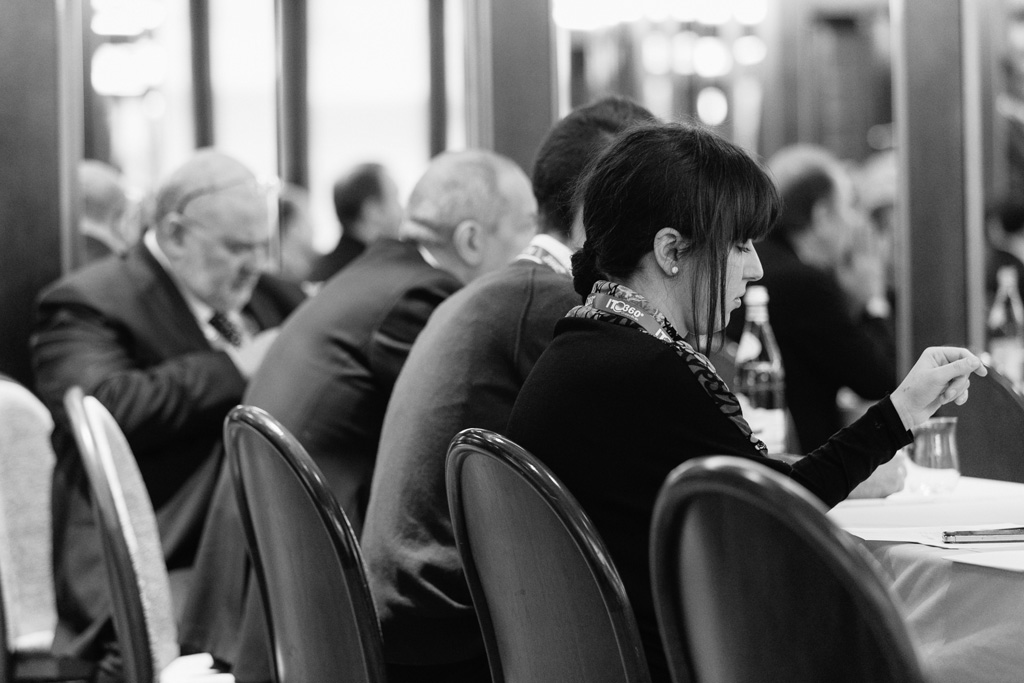 Di.Gi International I clienti seguono attentamente la lezione