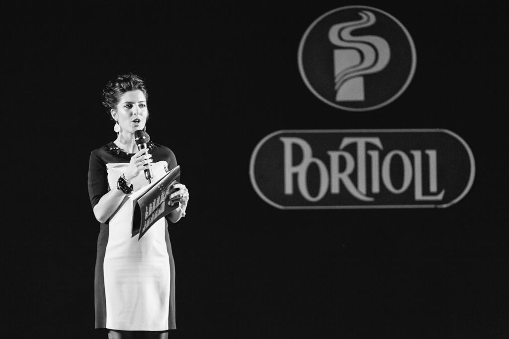Evento Gruppo Portioli La presentatrice della serata enuncia un discorso durante la cena