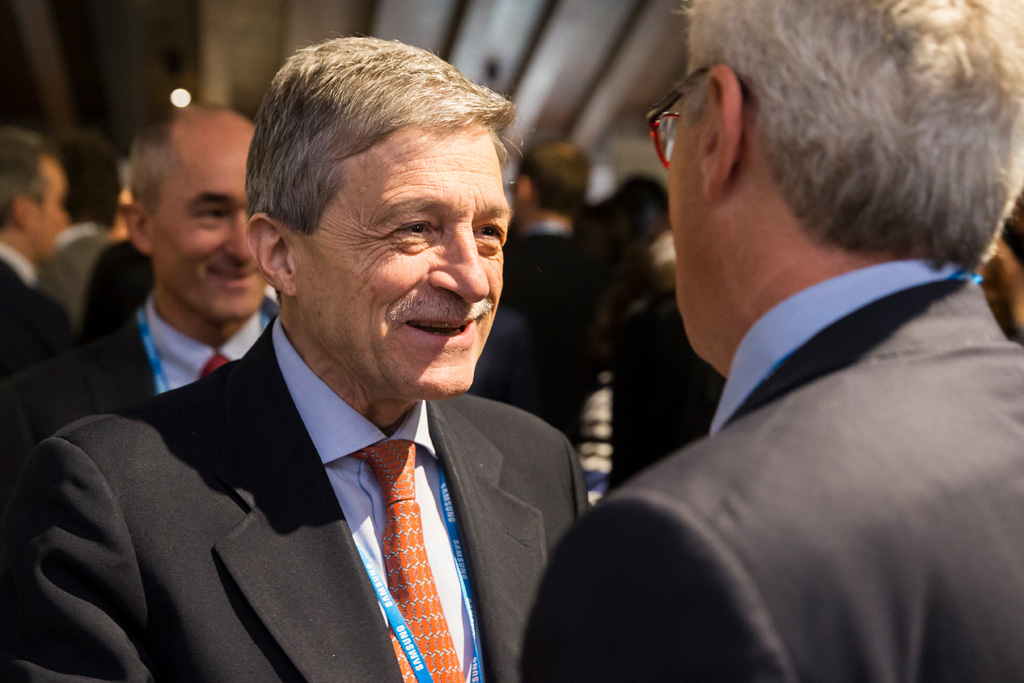 Convegno Antitrust Un ospiti s'intrattiene conversa con un relatore