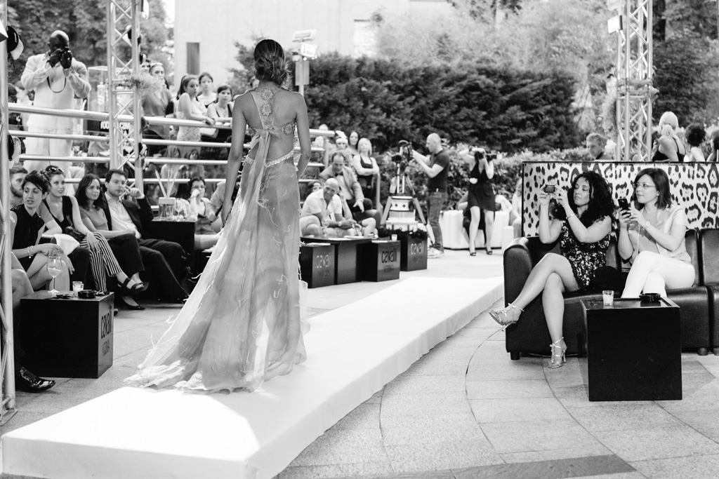 Evento Just Cavalli Una modella passeggia lungo la passerella