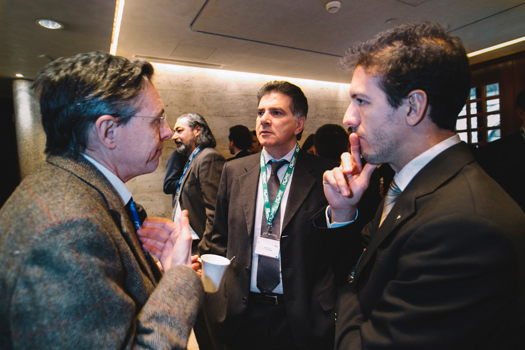 Di.Gi International I conferenzieri discutono di tematiche legate alla formazione e alla tecnologia durante un breve meeting aziendale
