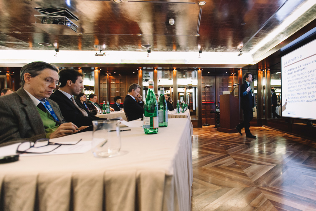 Di.Gi International Il conferenziere espone la sua tesi al pubblico ripreso da Alessandro Della Savia