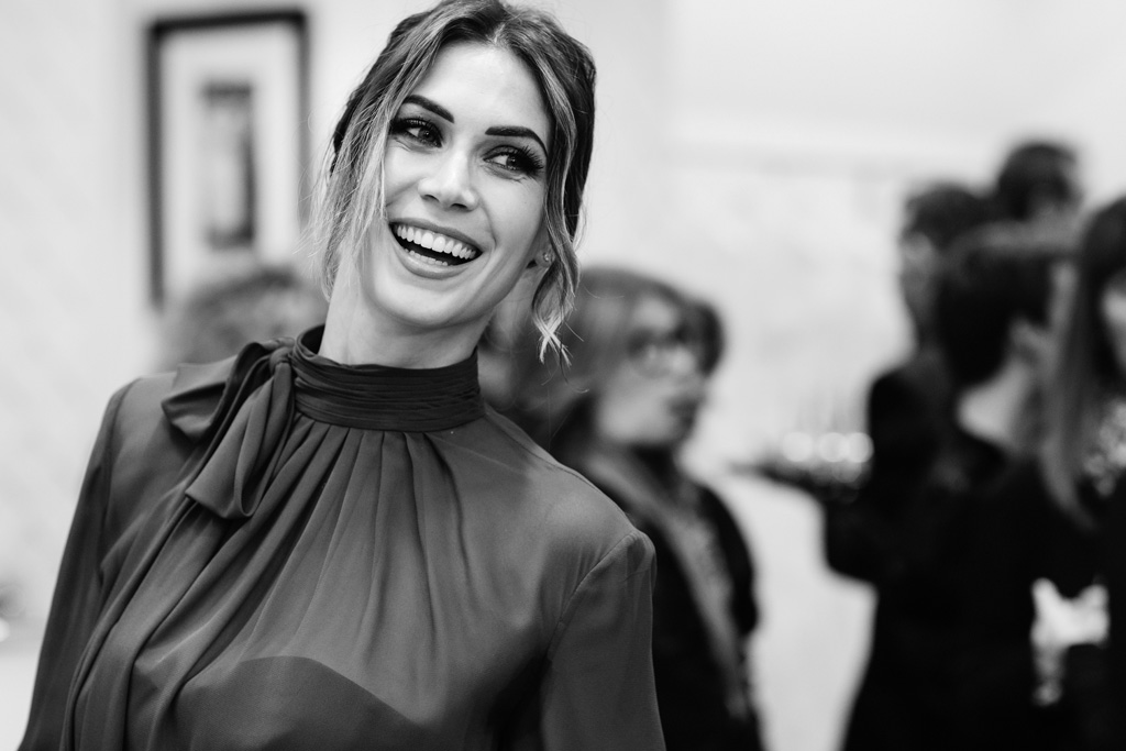 Inaugurazione Store Pronovias Melissa Satta sorride davanti all'obiettivo del fotografo di eventi e inaugurazioni aziendali Alessandro Della Savia