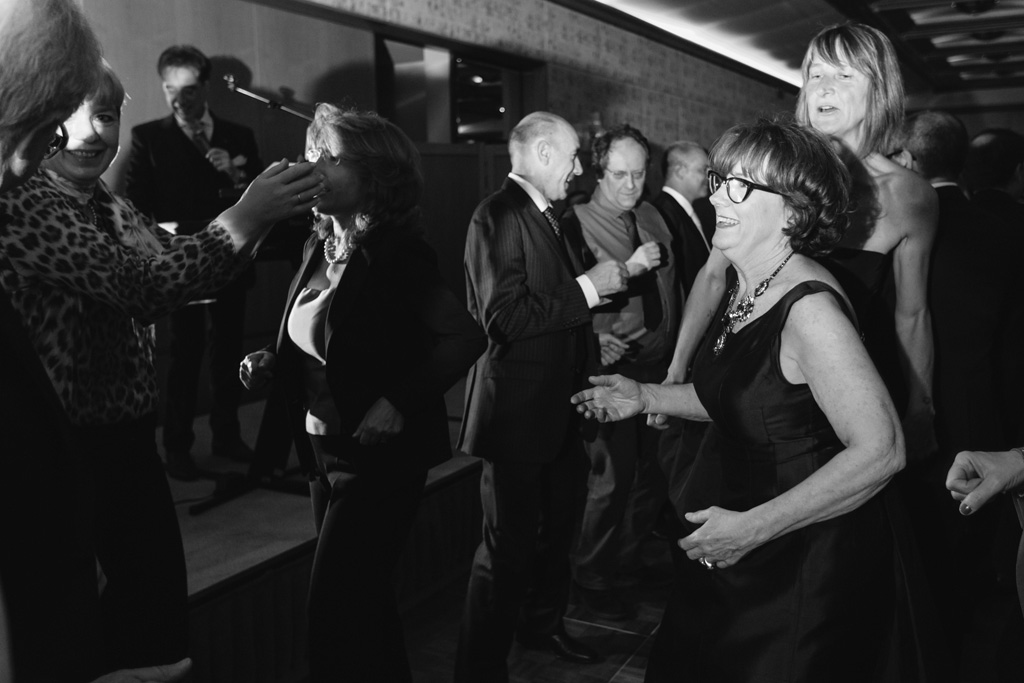 Anniversario Studio Legale I dipendenti si lanciano in danze impazzite in sala