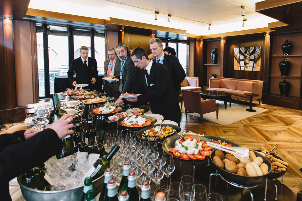 Di.Gi International I conferenzieri si servono il cibo durante il buffet aziendale