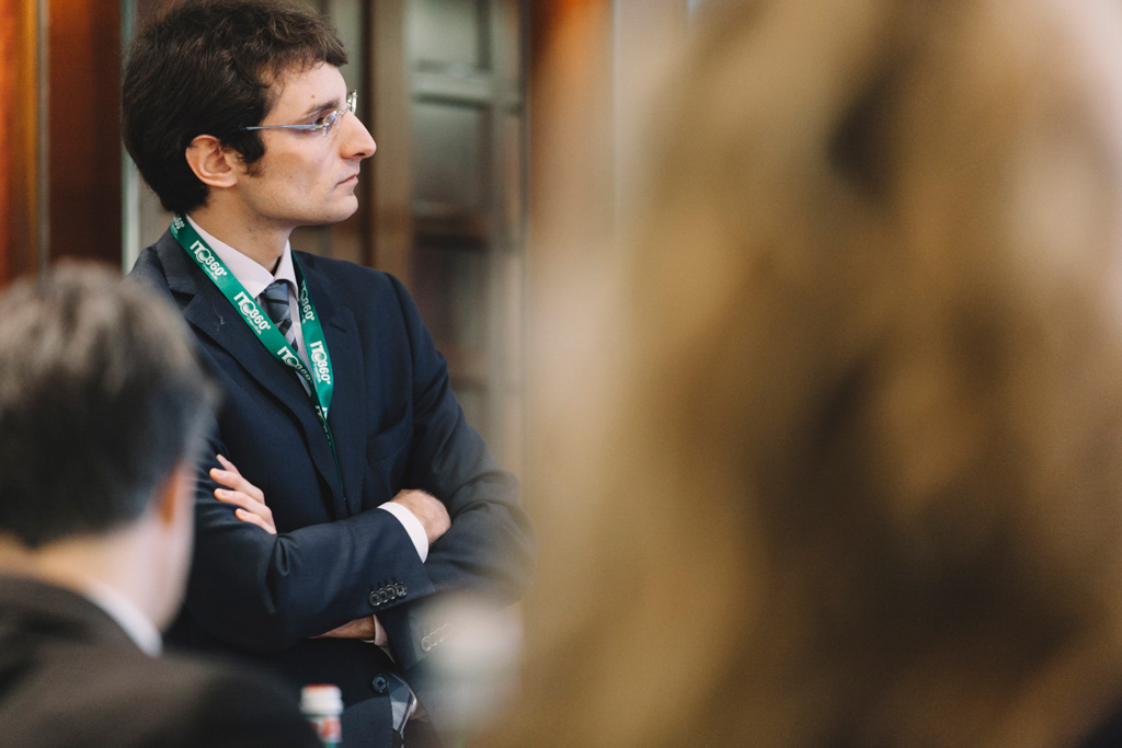 Di.Gi International Un collega segue attentamente il workshop aziendale