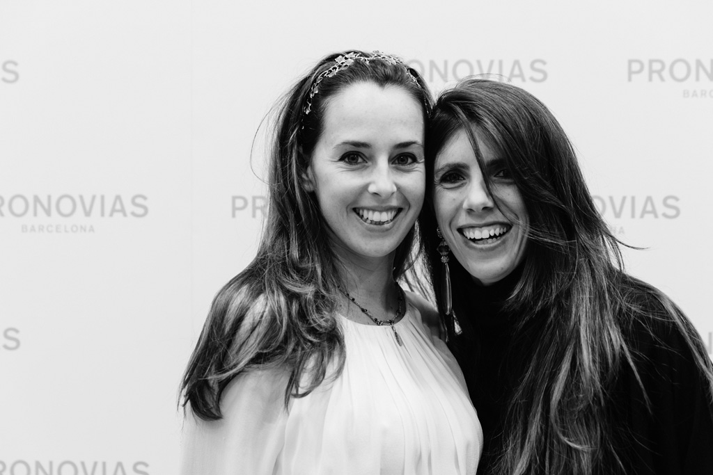 Inaugurazione Store Pronovias Un'invitata è ripresa con l'abito da sposa dal fotografo Alessandro Della Savia