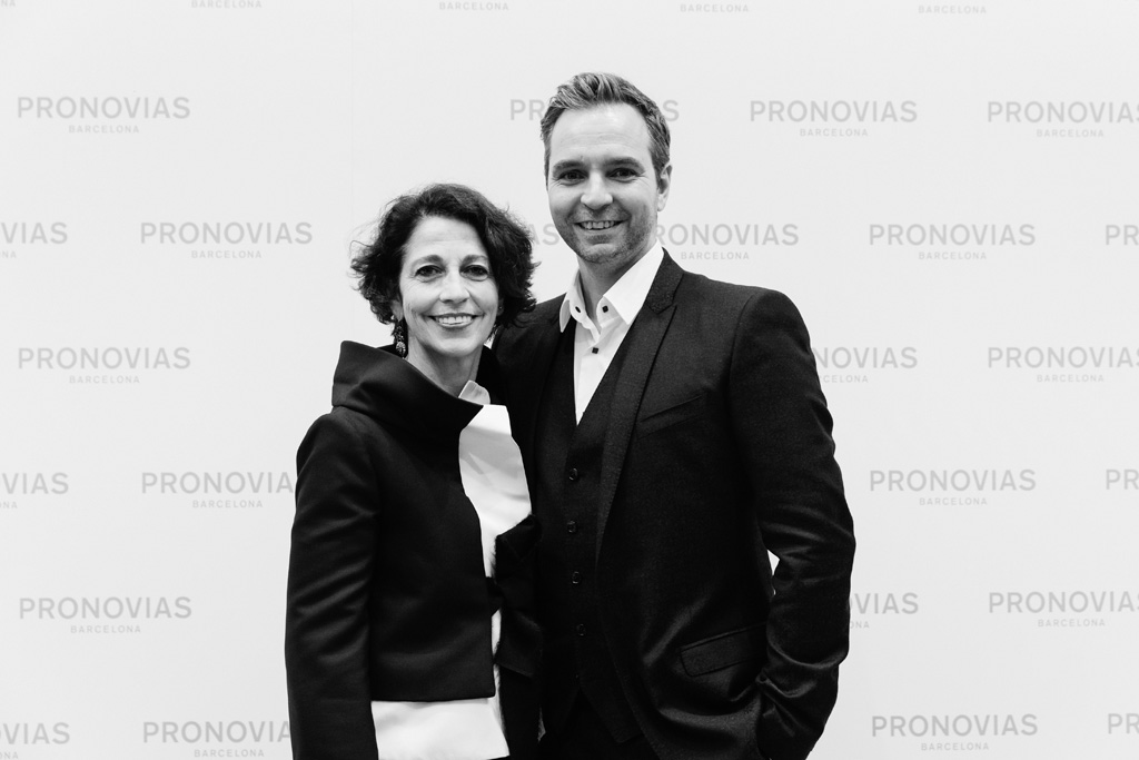 Inaugurazione Store Pronovias Due invitati posano durante il Photocall organizzato durante l'inaugurazione di Provinas a Roma