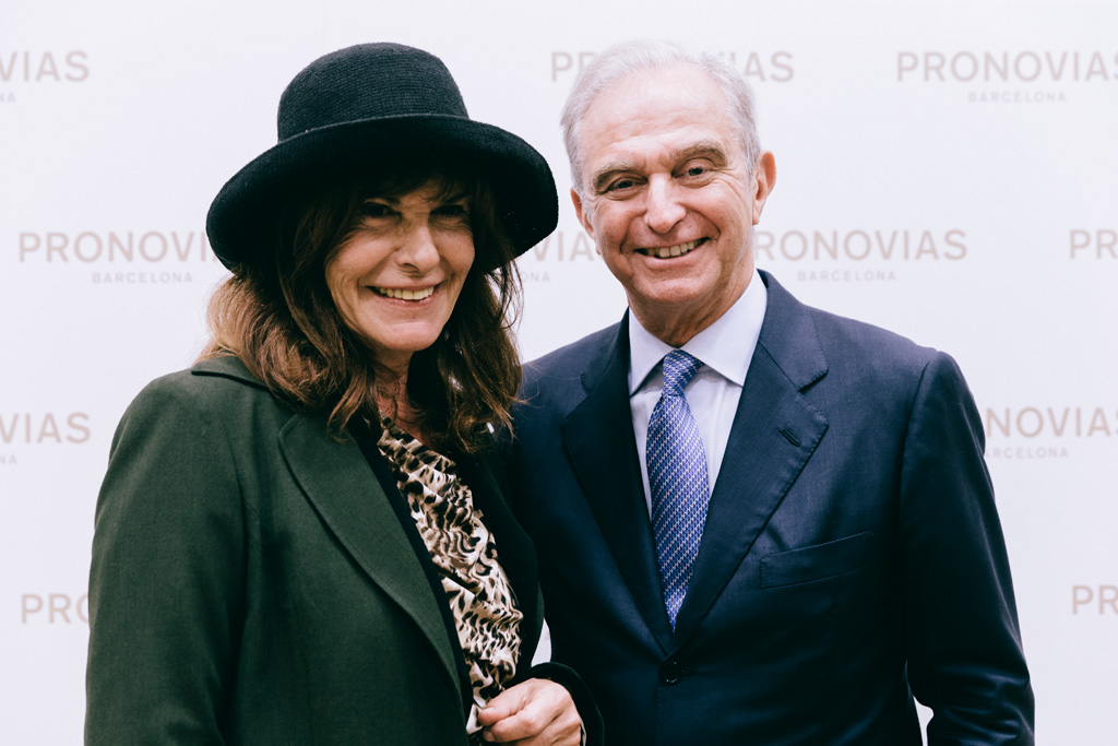 Inaugurazione Store Pronovias Il presidente posa in compagnia di un'invitata presso il nuovo negozio Pronovias aperto a Roma