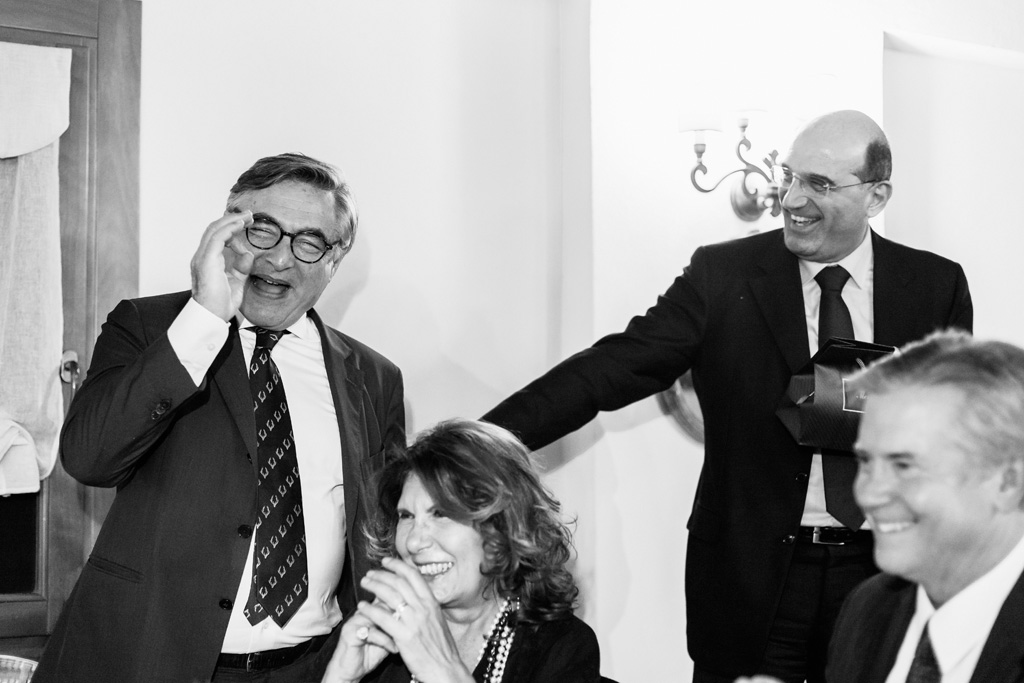 Convegno Antitrust Enrico Raffaelli scherza in compagnia dei colleghi