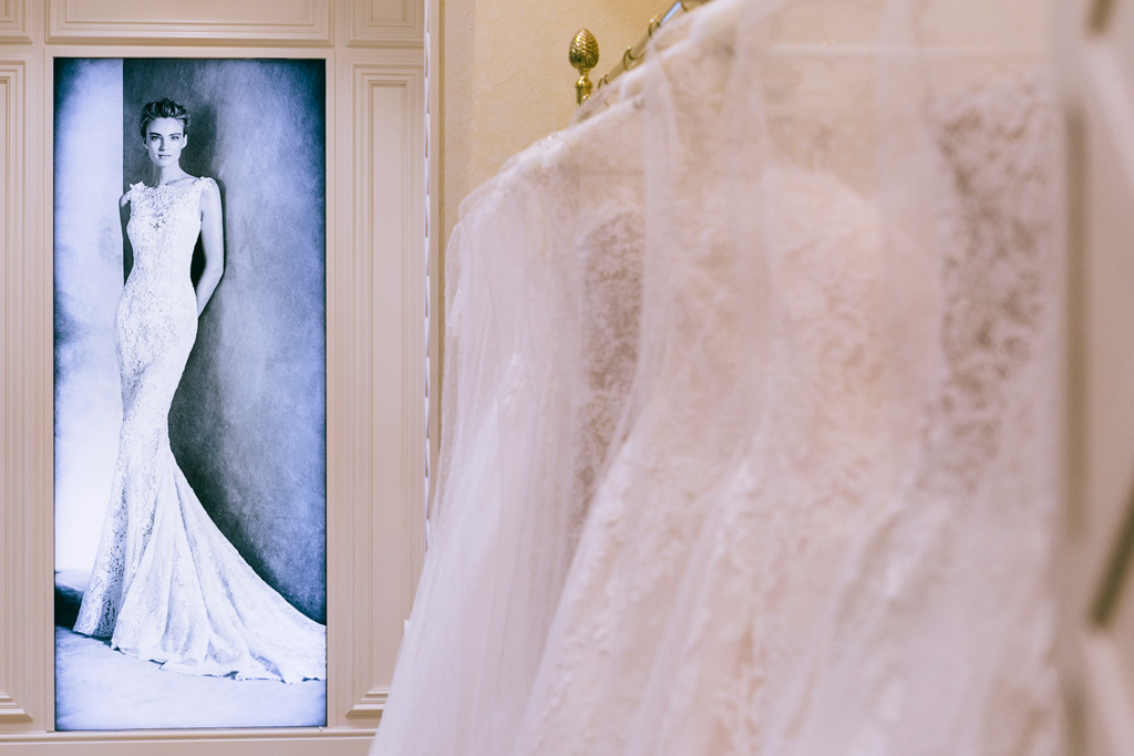 Inaugurazione Store Pronovias Una splendida fotografia di una modella che indossa un vestito Pronovias nel negozio presso Roma