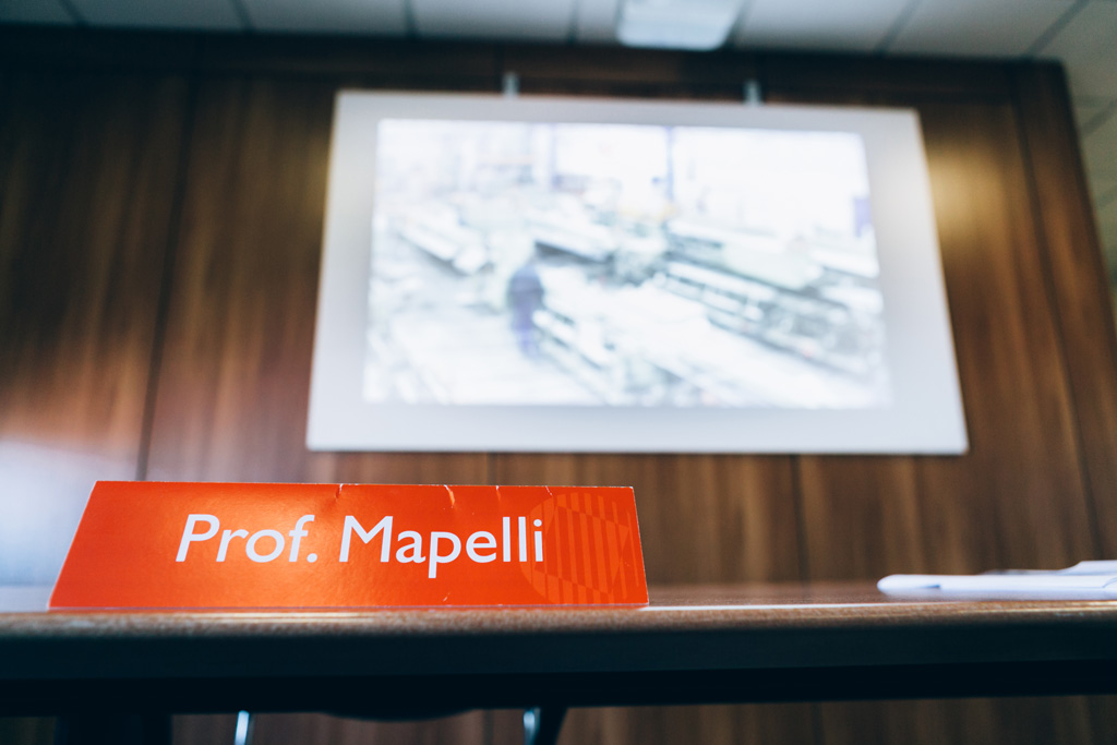 Il professore Mapelli espone per il workshop presso la ditta Enox
