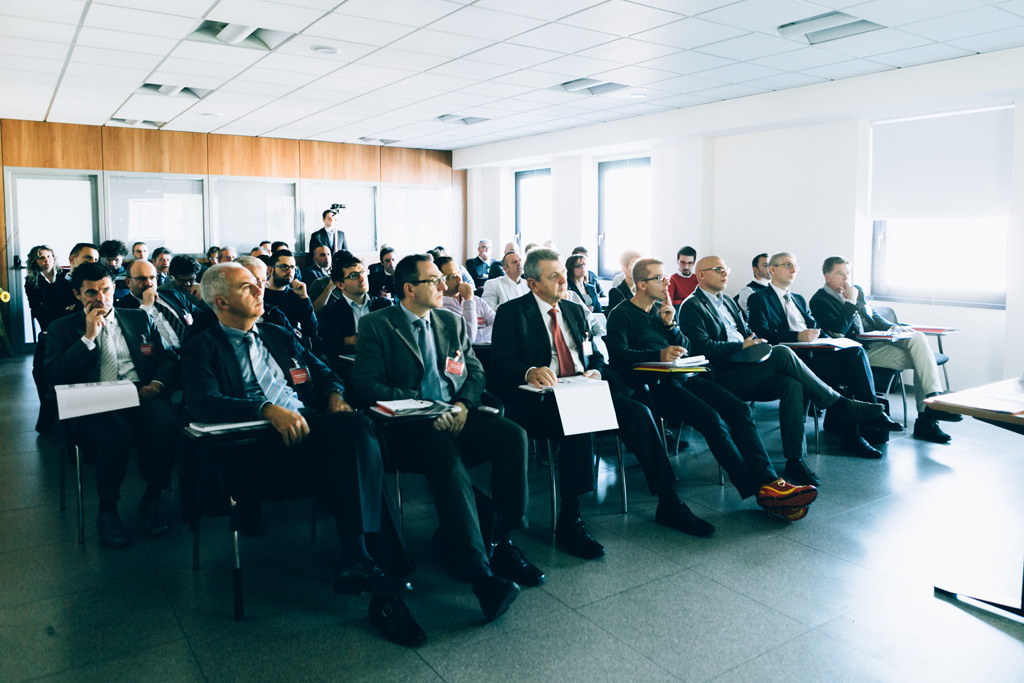 Un campo totale del workshop per i tecnici della ditta documentato da Alessandro Della Savia