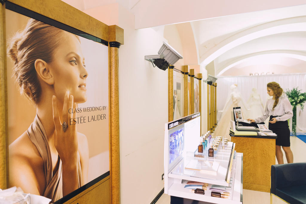 Evento Rocca Damiani Milano Il tabellone dello sponsor Estée Lauder