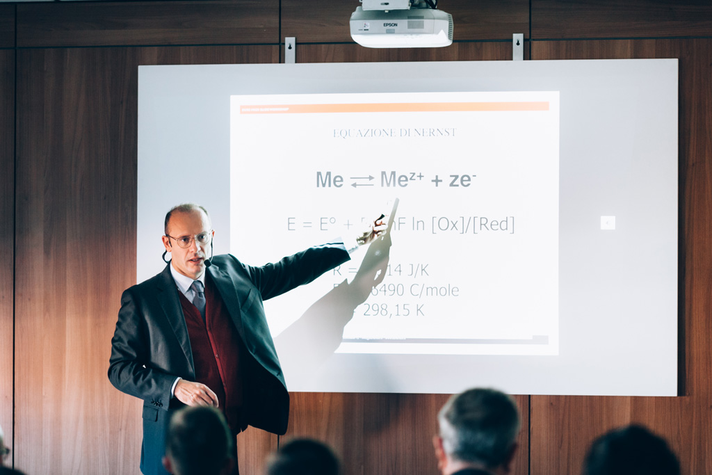 Il conferenziere spiega l'equazione di Nernst