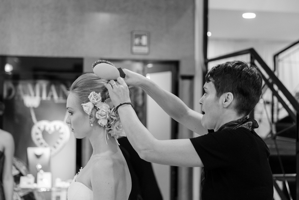Evento Rocca Damiani Milano Un parrucchiere acconcia la sposa per l'evento organizzato da Vogue Sposa