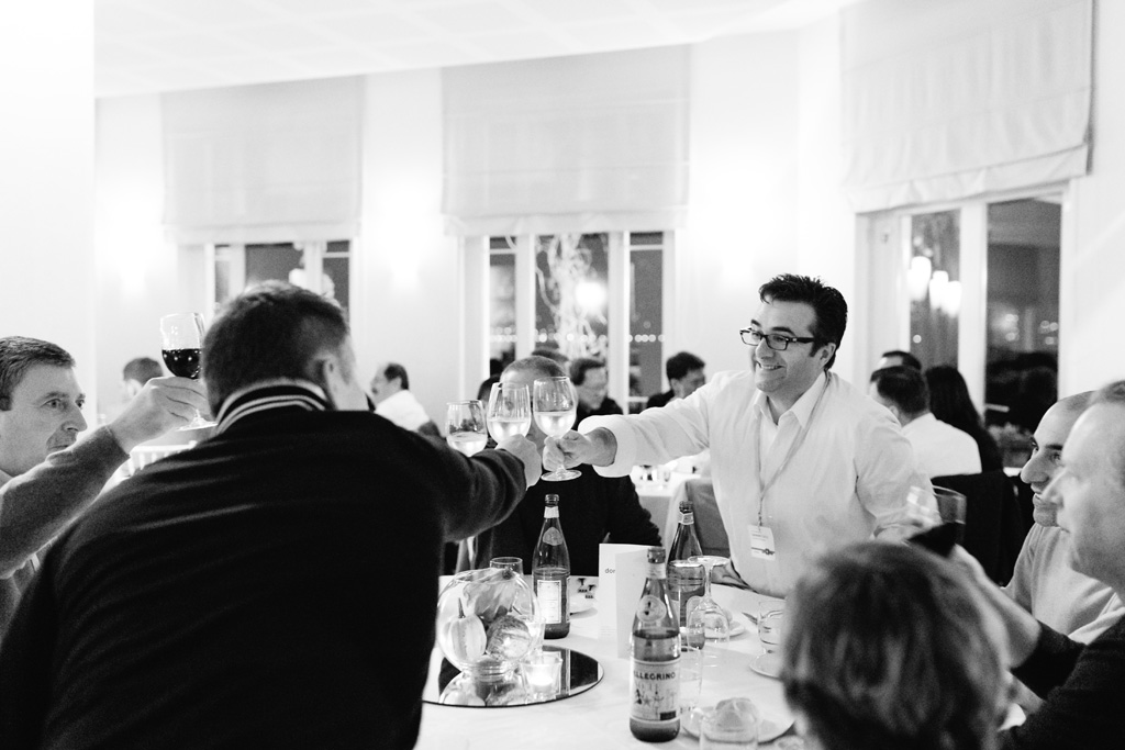 Isola dei Pescatori Gli invitati brindano in festosamente presso il ristorante Verbano presso il Lago Maggiore