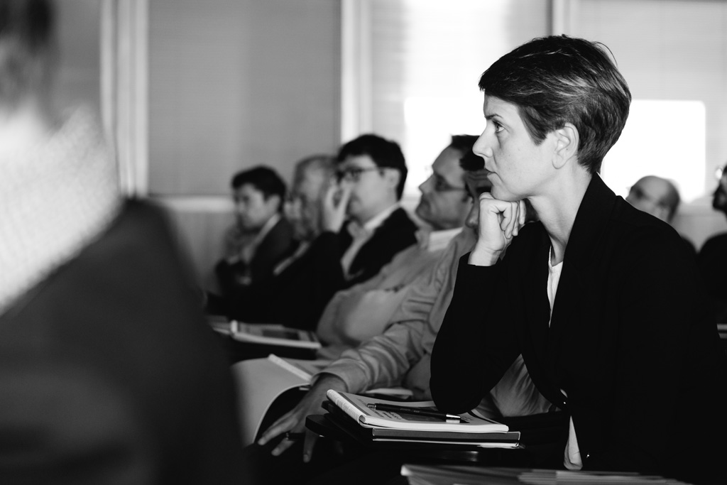Una dipendente della ditta segue attentamente la lezione del professore