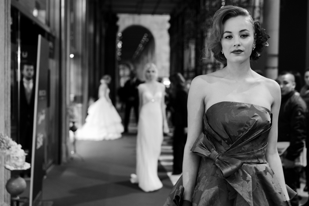 Evento Rocca Damiani Milano Le modelle sfilano con gli abiti di Alessandra Rinaudo sotto i portici di Piazza Duomo