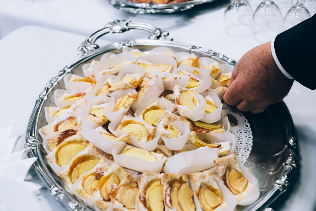 Alcuni dolci alle mele forniti ai dipendenti