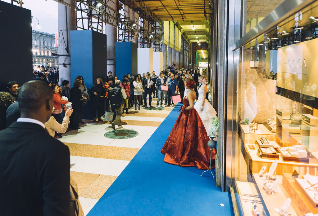 Evento Rocca Damiani Milano Le modelle sfilano davanti al pubblico sotto i portici in Duomo, Milano