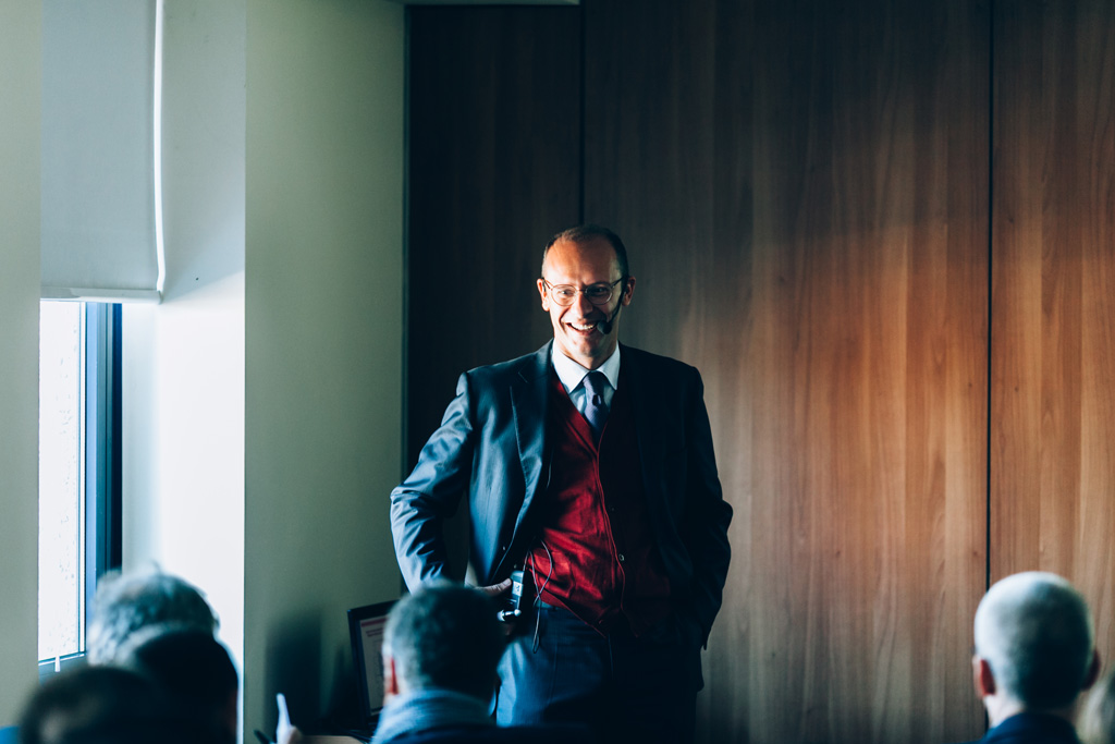 Il sorriso rassicurante del relatore durante il workshop