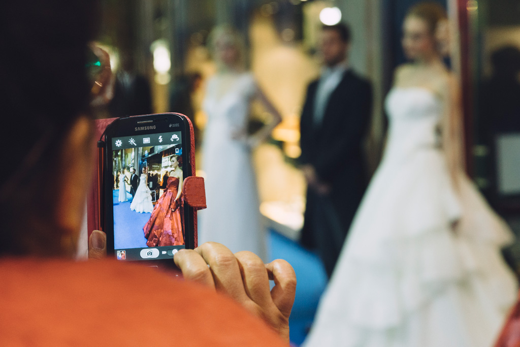 Evento Rocca Damiani Milano I partecipanti si fermano a fotografare i bellissimi abiti di Alessandra Rinaudo