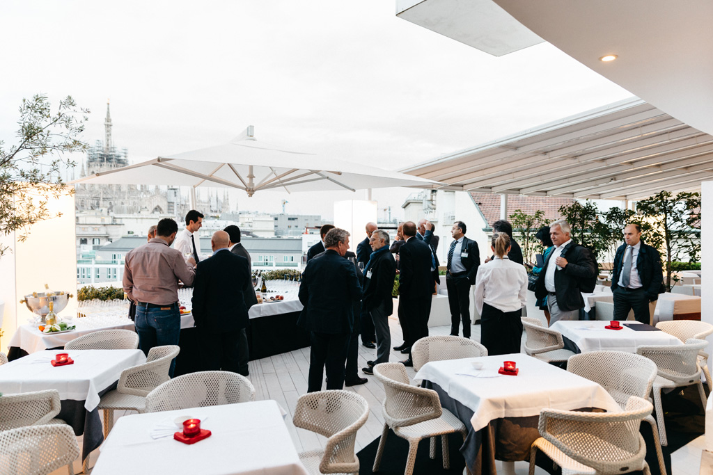 Di.Gi International Gli invitati s'intrattengono in conversazioni davanti alla terrazza vista Duomo