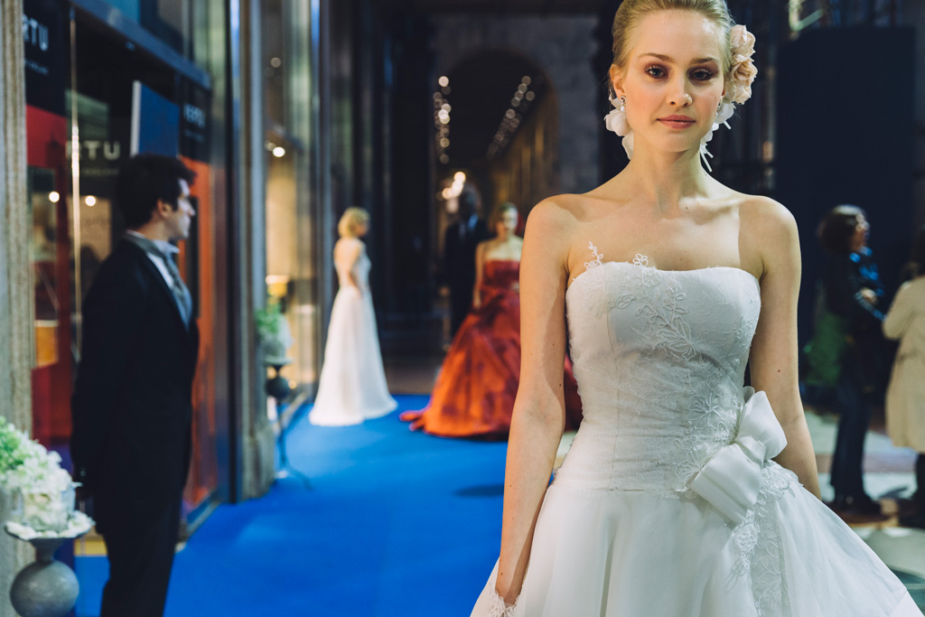 Evento Rocca Damiani Milano Le modelle sfilano sotto i portici del Duomo, fotografate da Alessandro Della Savia