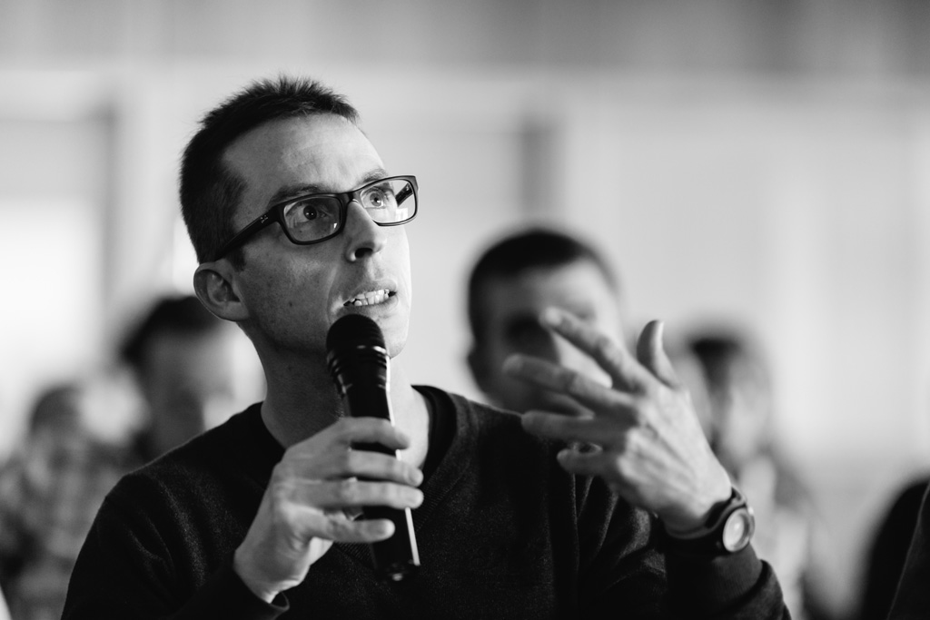 Un partecipante espone la sua tesi durante il workshop
