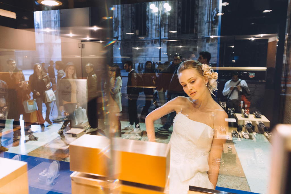 Evento Rocca Damiani Milano Una modella è ritratta dal fotografo Alessandro Della Savia